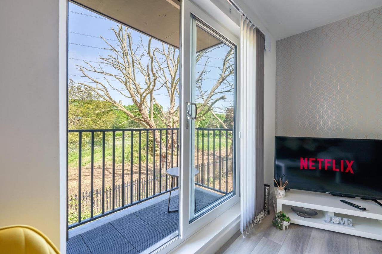 Ash View Place 4 -Heathrow - Thorpe Park - Free Parking Staines-upon-Thames Esterno foto