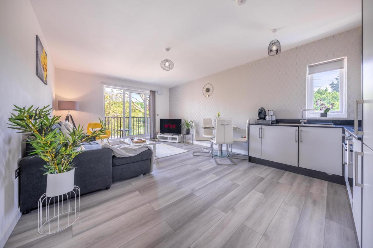 Ash View Place 4 -Heathrow - Thorpe Park - Free Parking Staines-upon-Thames Esterno foto