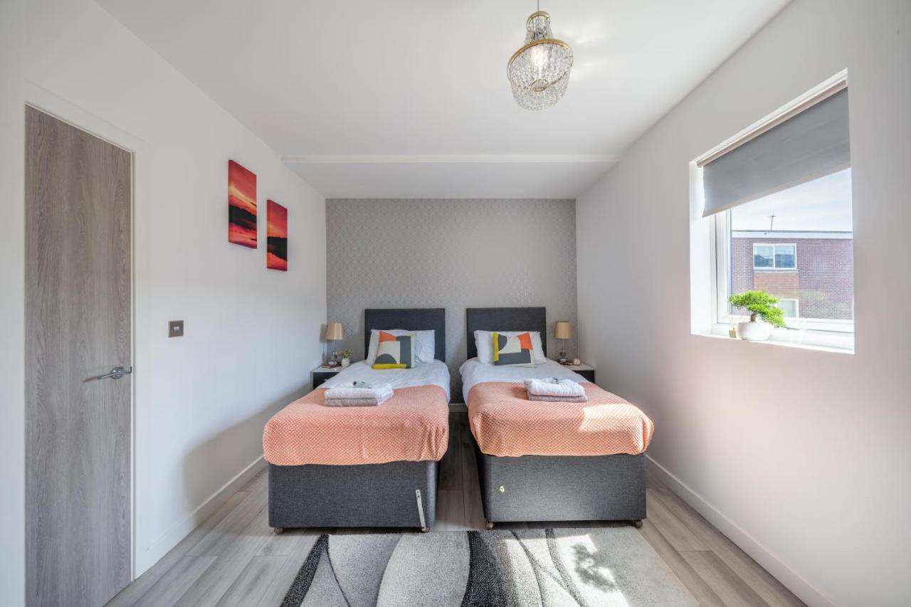 Ash View Place 4 -Heathrow - Thorpe Park - Free Parking Staines-upon-Thames Esterno foto
