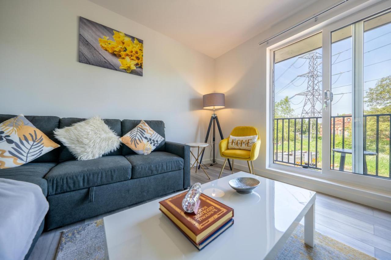 Ash View Place 4 -Heathrow - Thorpe Park - Free Parking Staines-upon-Thames Esterno foto