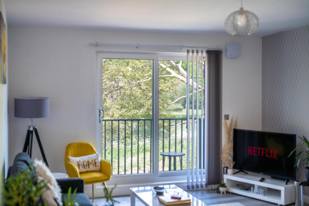Ash View Place 4 -Heathrow - Thorpe Park - Free Parking Staines-upon-Thames Esterno foto