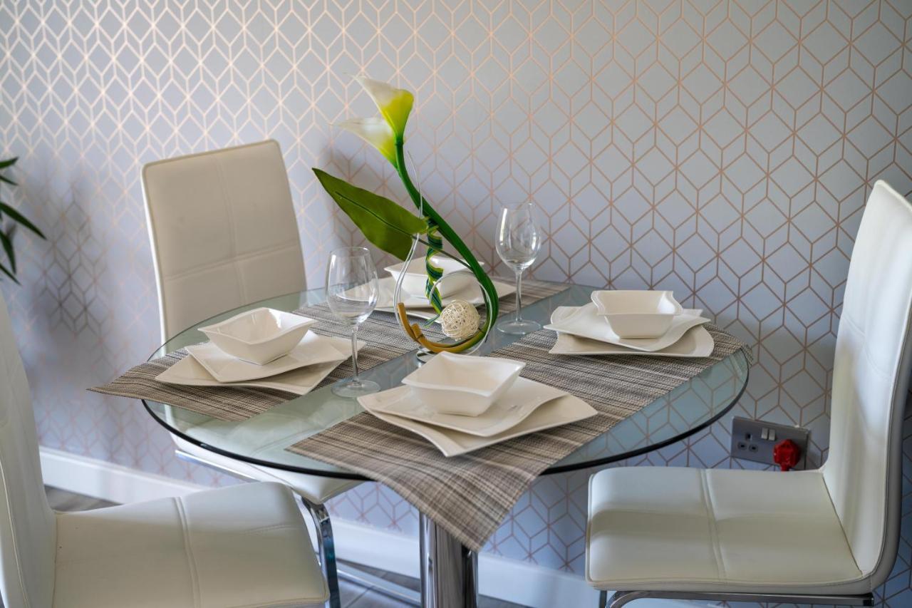 Ash View Place 4 -Heathrow - Thorpe Park - Free Parking Staines-upon-Thames Esterno foto