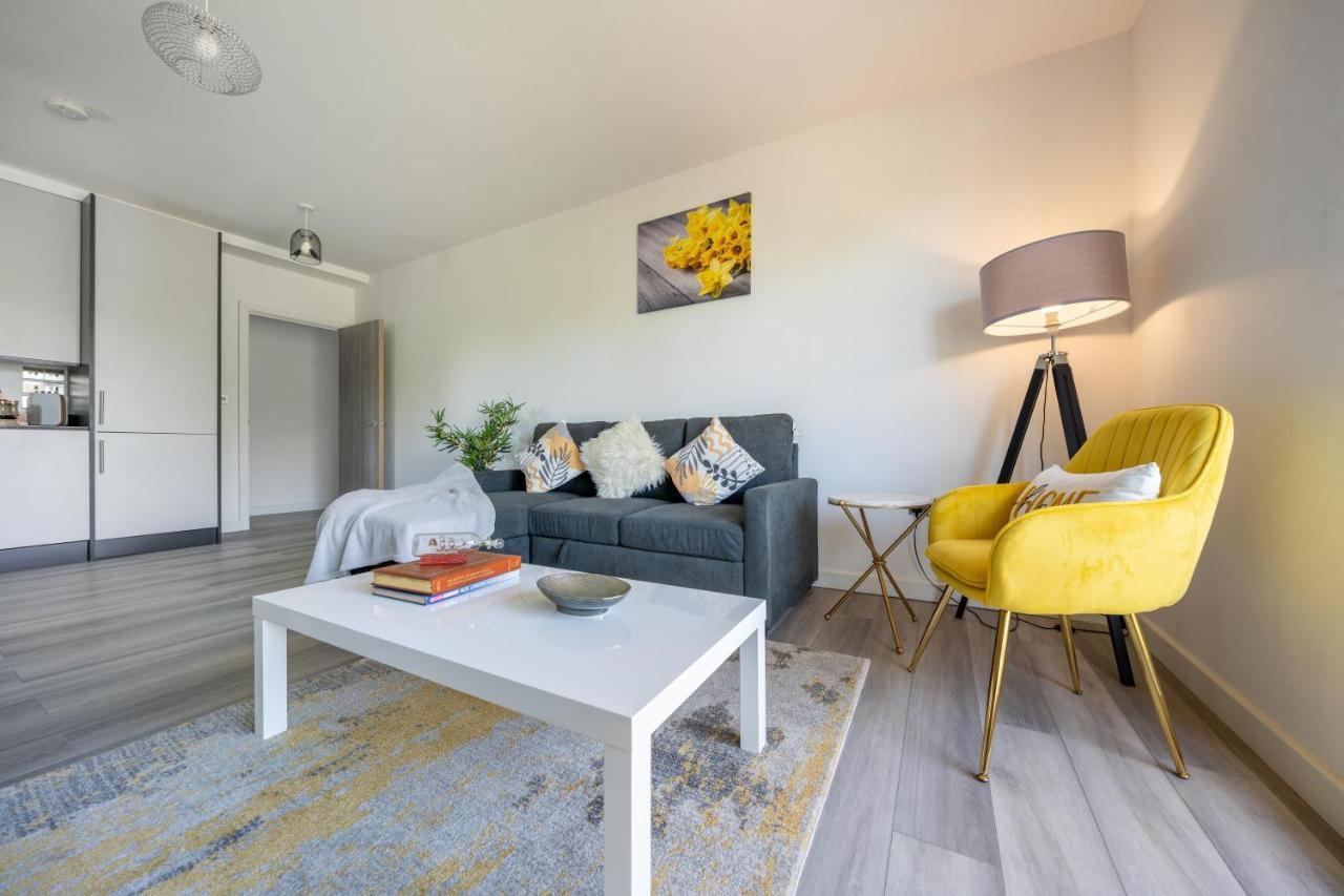 Ash View Place 4 -Heathrow - Thorpe Park - Free Parking Staines-upon-Thames Esterno foto