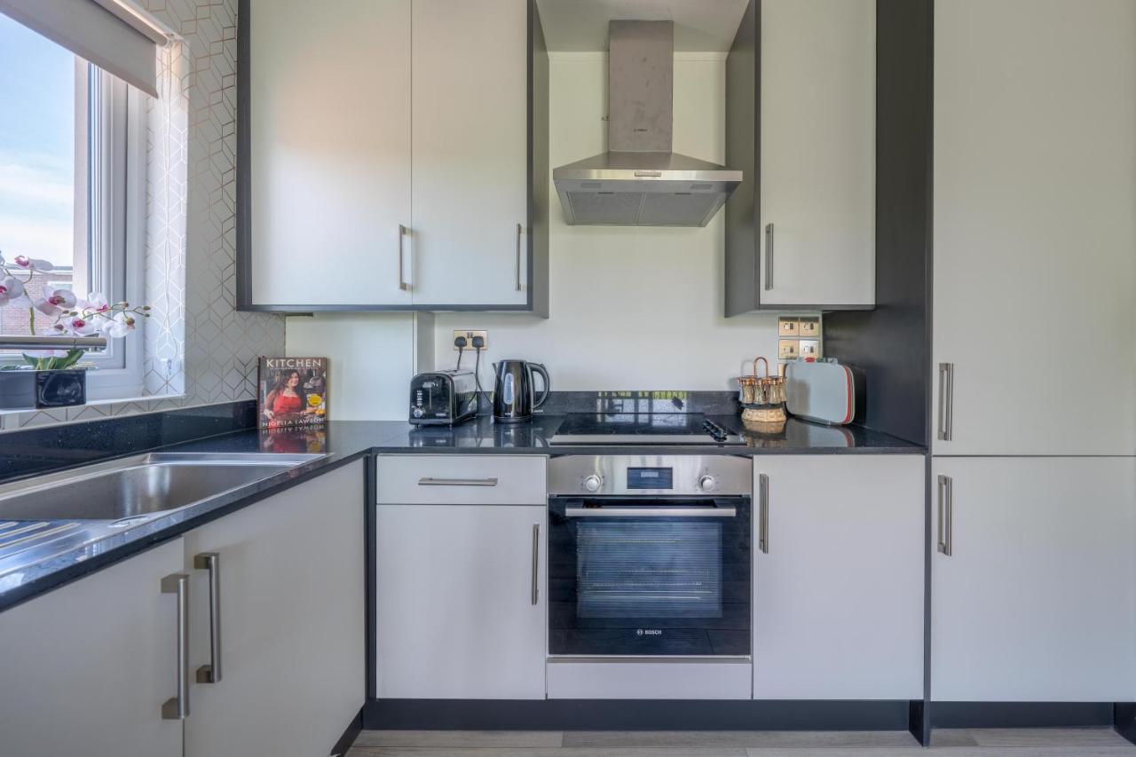 Ash View Place 4 -Heathrow - Thorpe Park - Free Parking Staines-upon-Thames Esterno foto
