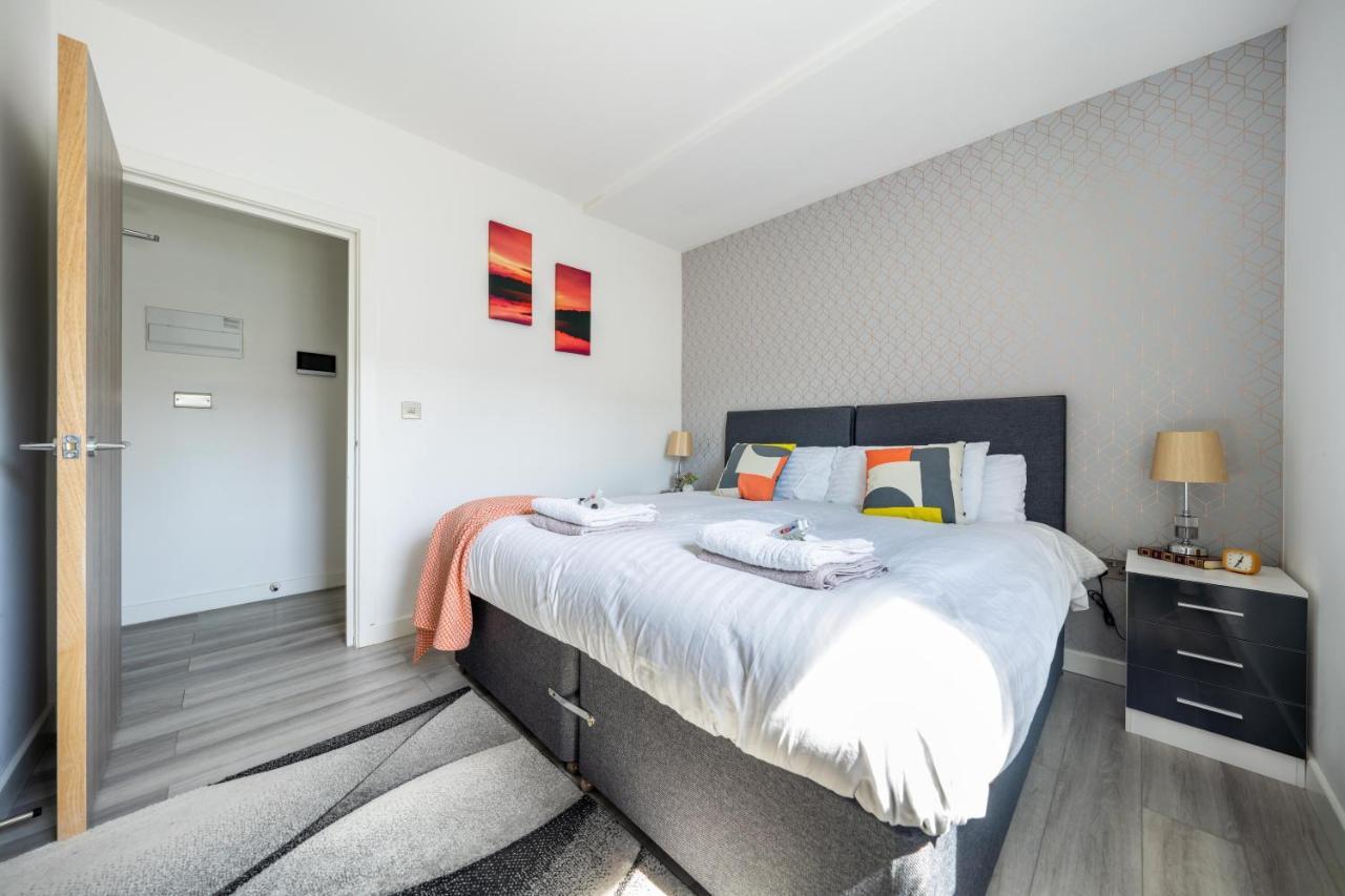 Ash View Place 4 -Heathrow - Thorpe Park - Free Parking Staines-upon-Thames Esterno foto